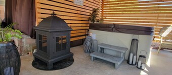 Cheerful desert oasis home with a privacy hot tub! 1 minute to new hospital! 