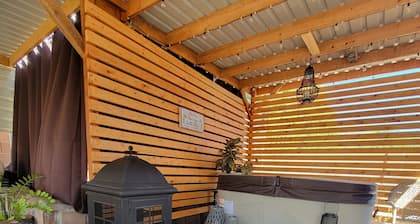 Cheerful desert oasis home with a privacy hot tub! 1 minute to new hospital!