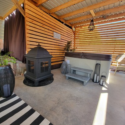 Cheerful desert oasis home with a privacy hot tub! 1 minute to new hospital! 
