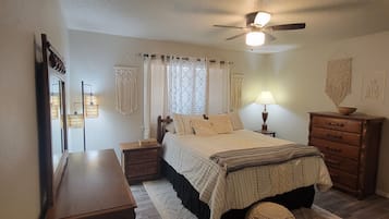 3 室のベッドルーム、デスク、アイロン / アイロン台、旅行用ベビーベッド