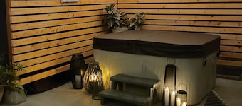 Cheerful desert oasis home with a privacy hot tub! 1 minute to new hospital! 
