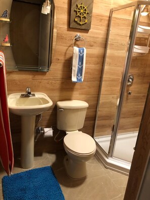 Bathtub, bidet