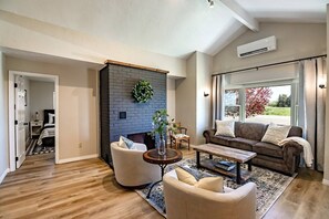 TV connectée, cheminée, livres