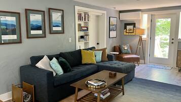 Een smart-tv, boeken en een stereo