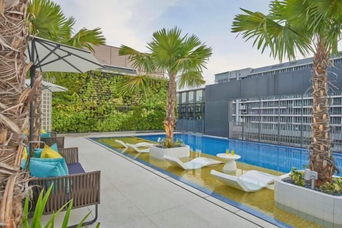 Pool | Outdoor pool, open 7:00 AM to 9:00 PM, pool loungers