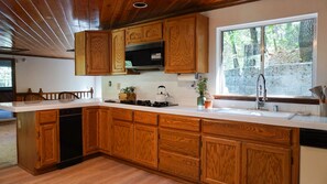 Fridge, microwave, oven, stovetop - Charming Mountain Cabin 3BR/3BA +Loft minutes from the lake (Blue Jay)