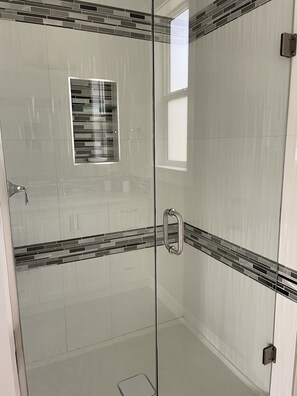 Duschwanne, Whirlpool, Haartrockner, Handtücher