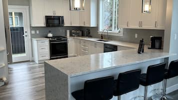 Réfrigérateur, four à micro-ondes, un four, surface de cuisson