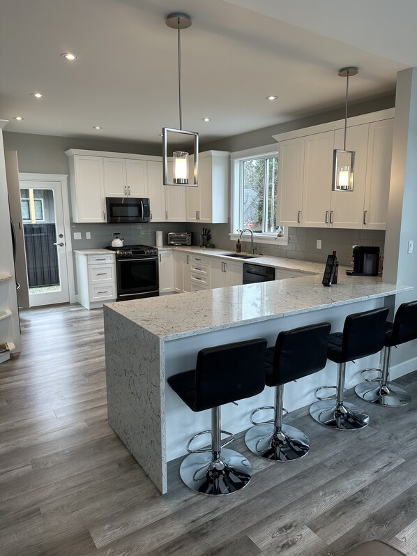 Réfrigérateur, four à micro-ondes, un four, surface de cuisson