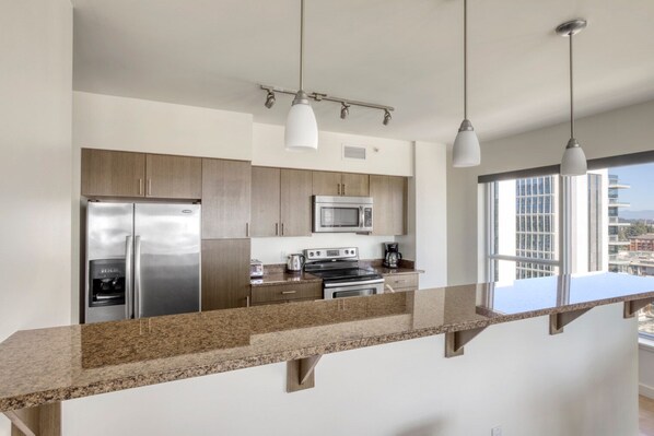 Fridge, microwave, oven, dishwasher - Gorgeous Bellevue 2BR w/ Roof, Gym & Pets, nr Local Dining, by Blueground (Seattle)