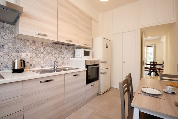 Kühlschrank, Mikrowelle, Ofen, Herdplatte