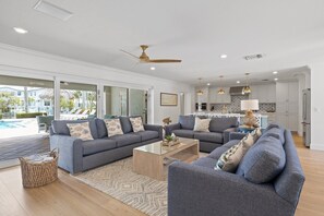 Smart-TV, Tischtennisplatte, Bücher