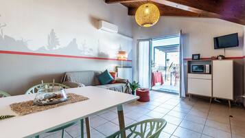 Apartment, 2 Bedrooms, Smoking, Balcony | Kemudahan bilik