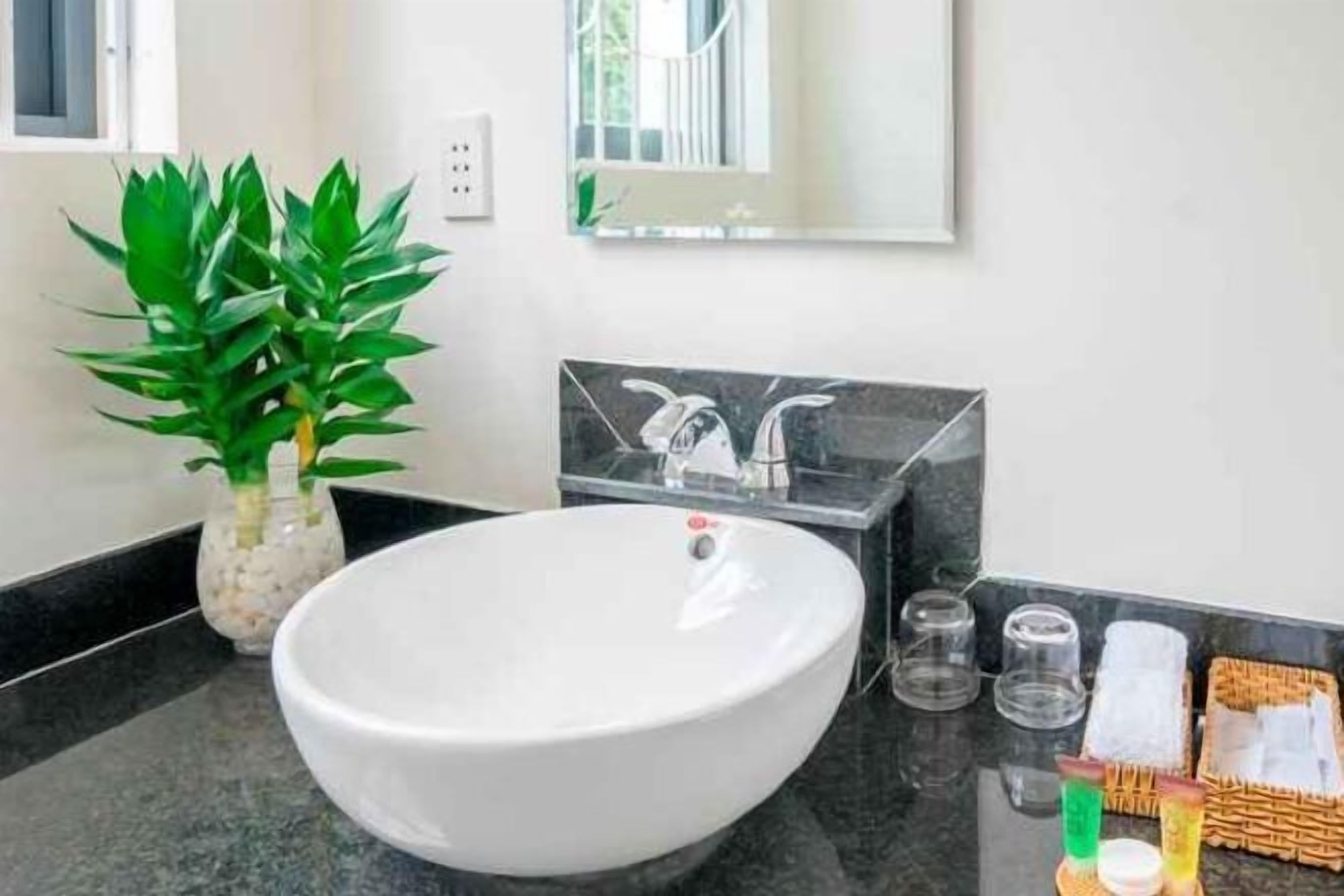 Bathroom | Free toiletries, hair dryer, slippers