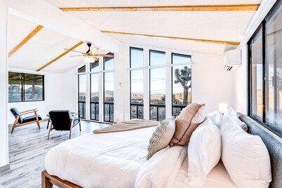 Secluded home on 5 acres with stunning views, fast WiFi, grill, & screened patio