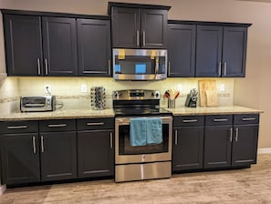 Fridge, microwave, oven, stovetop - Spacious 3-bedroom home with outdoor space (Eugene)