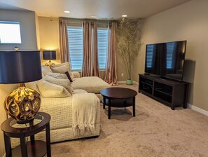 Smart TV, chimenea, reproductor de DVD y libros 