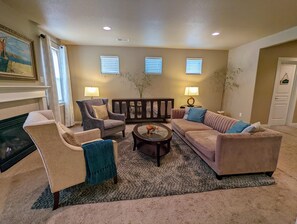 Smart TV, fireplace, DVD player, books - Spacious 3-bedroom home with outdoor space (Eugene)