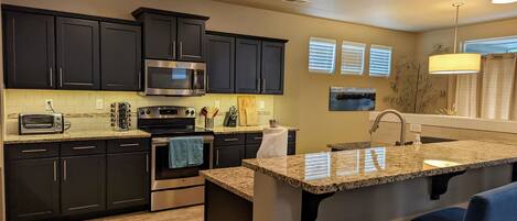 Frigorífico, microondas, horno y placa de cocina