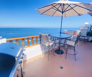 Outdoor dining - Honeymoon Cove Catalina (Avalon)