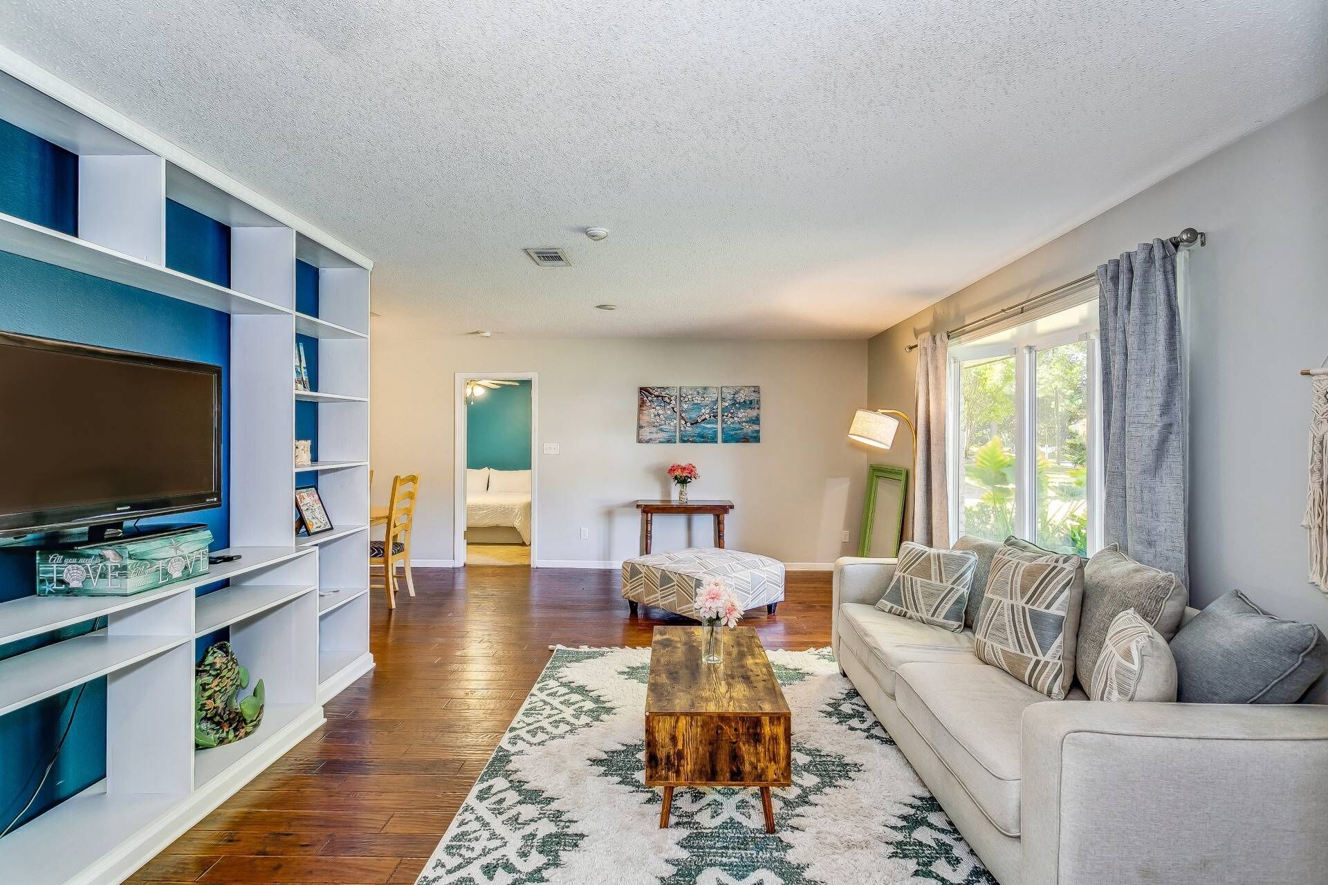 Single Family Home in Gulf Breeze Proper |Private Fenced Yard |Screened in Porch |Garage Parking