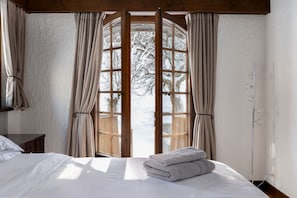 4 chambres, coffres-forts dans les chambres, fer et planche à repasser