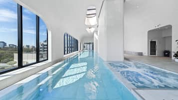2 piscinas techadas, sillones reclinables de piscina