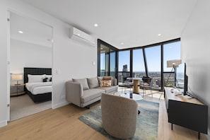 Apartamento, 2 habitaciones | Zona de estar | Smart TV de 50 pulgadas con canales digitales, una televisión