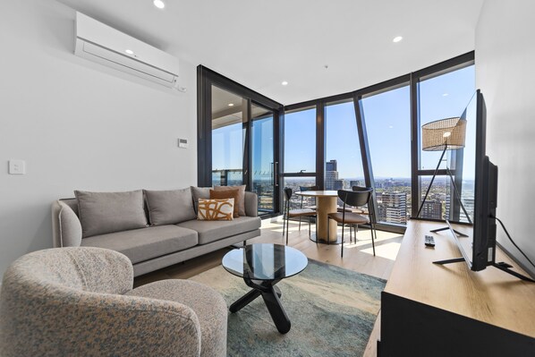 Apartamento, 2 habitaciones | Zona de estar | Smart TV de 50 pulgadas con canales digitales, una televisión