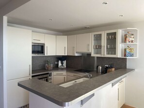 Mikrowelle, Ofen, Wasserkocher mit Kaffee-/Teezubehör, Toaster