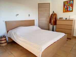 5 slaapkamers, een strijkplank/strijkijzer, reisbedje, gratis wifi