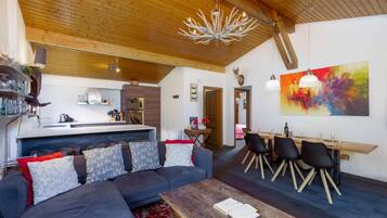 Chalet (5 Bedrooms) | Front of property