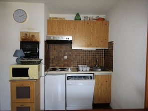 Køleskab, mikrobølgeovn, opvaskemaskine