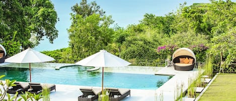 Una piscina al aire libre