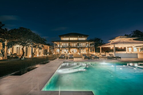 Luxury 7 bed, Oceanfront Mansion in Bingin Beach