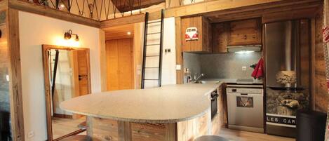 Een microgolfoven, een vaatwasser