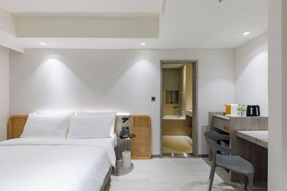 Premium bedding, down duvets, free minibar, in-room safe