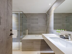 Business-Doppelzimmer | Badezimmer | Badewanne und Dusche (separat), kostenlose Toilettenartikel