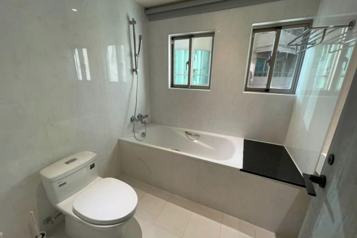 Bathroom | Separate tub and shower, free toiletries, hair dryer, slippers