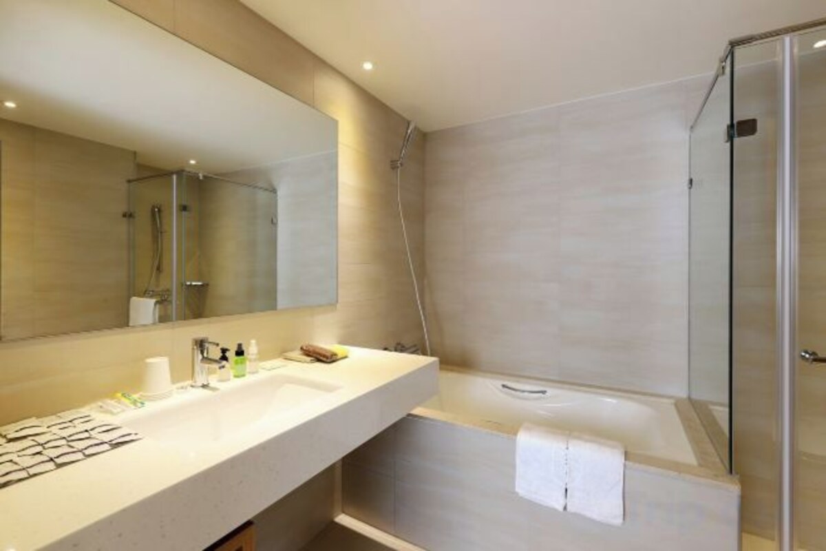 Bathroom | Separate tub and shower, free toiletries, hair dryer, slippers