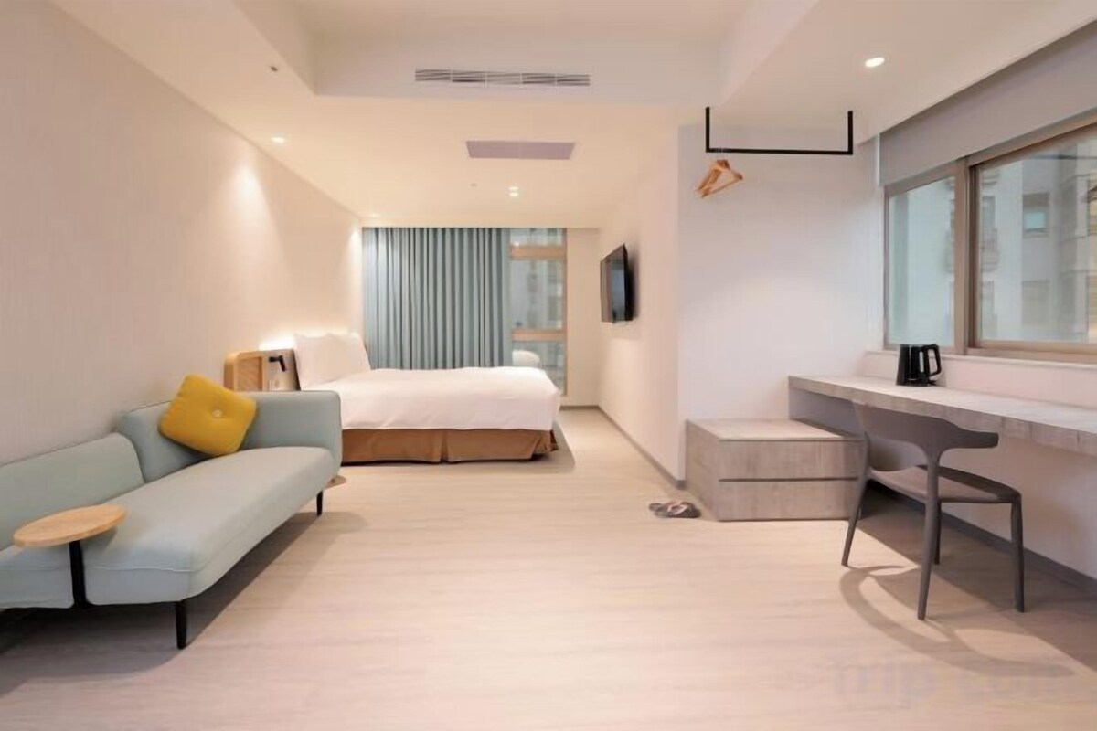Premium bedding, down comforters, minibar (free items), in-room safe