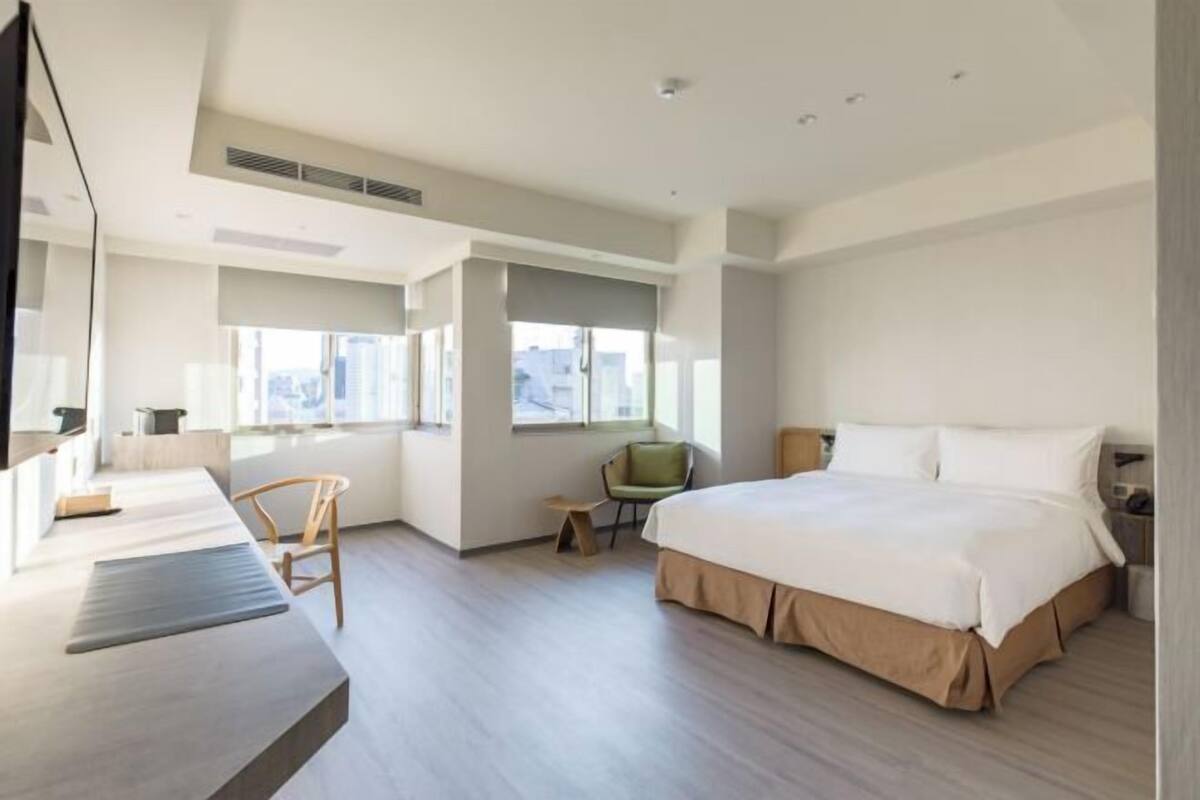 Premium bedding, down duvets, free minibar, in-room safe
