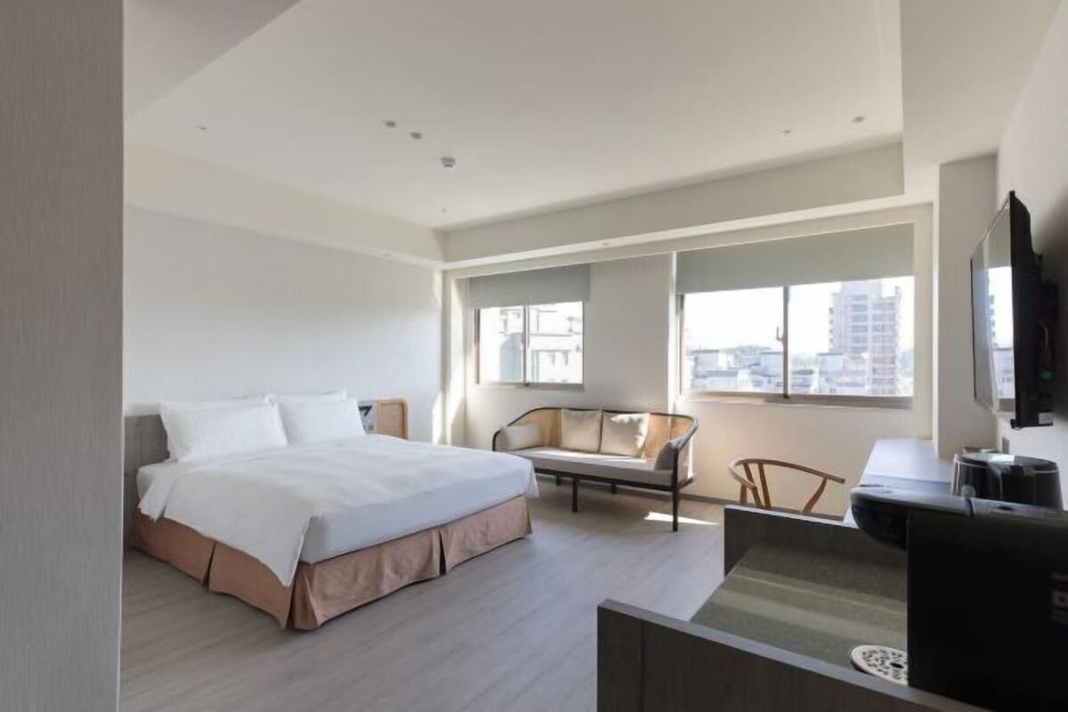 Premium bedding, down duvets, free minibar, in-room safe