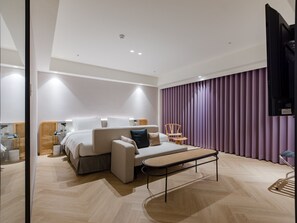 Panoraamastudiosviitti | Ylelliset vuodevaatteet, untuvapeitot, ilmaiset minibaarituotteet