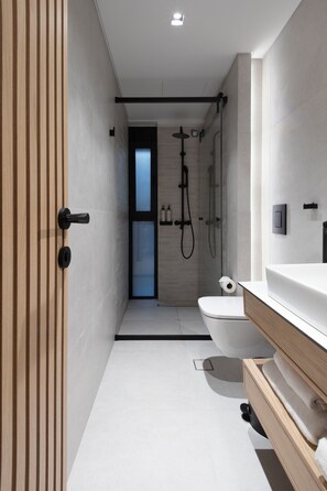 Junior Suite with Jacuzzi | Bathroom | Shower, rainfall showerhead, hair dryer, bathrobes - Incanto Boutique Suites - Mets (Athens)