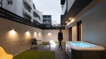 Superior Suite with Private Garden & Jacuzzi | Tina de hidromasaje privada