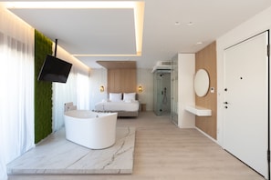 Acropolis View Executive Suite | Whirlwanne