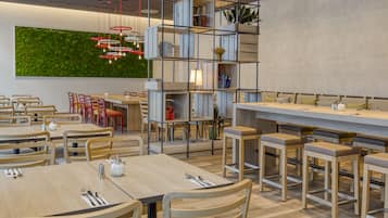 Petit déjeuner buffet (22 EUR par personne)