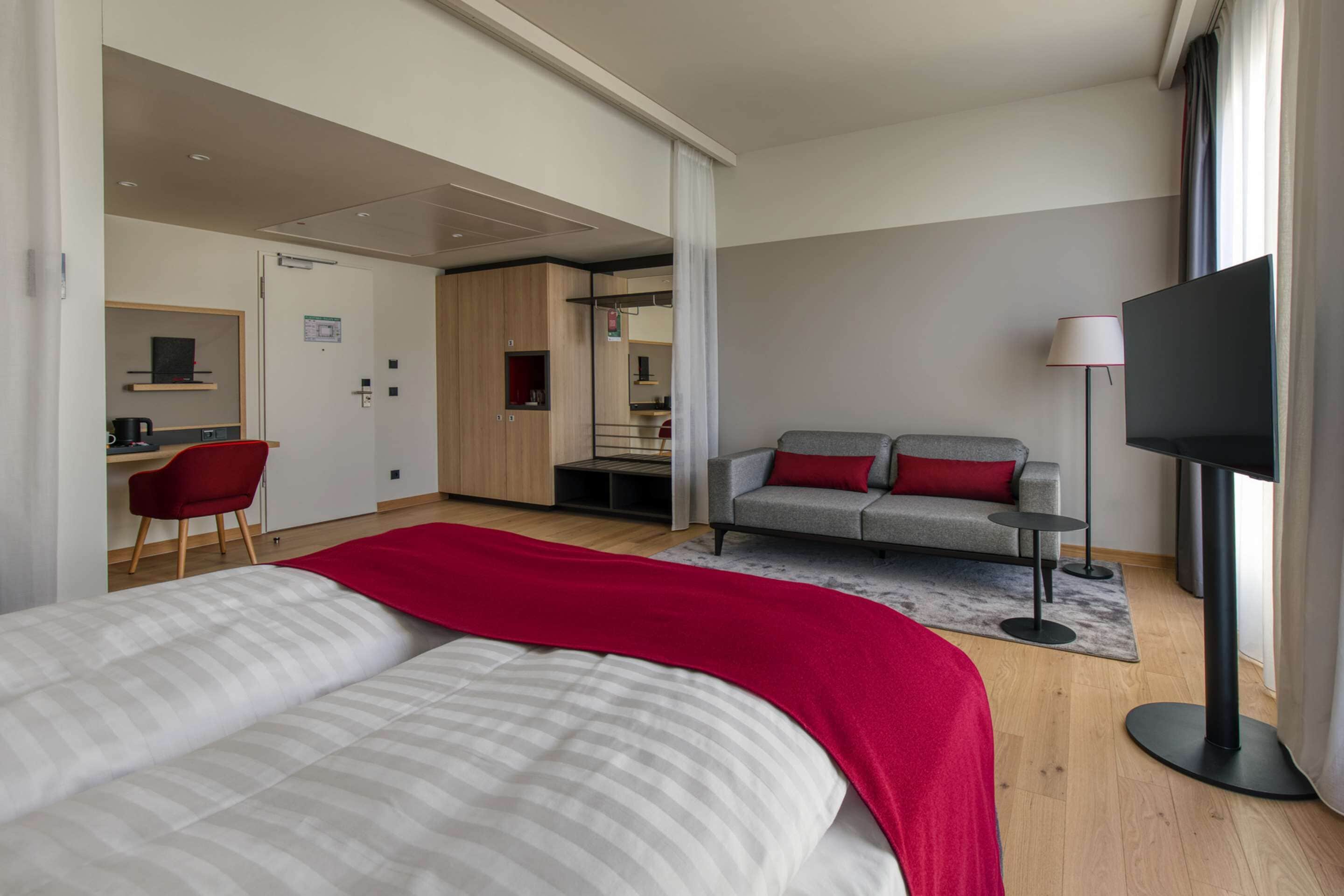 Kahden hengen superior-huone (Special) | Untuvapeitot, minibaari, tallelokero huoneessa, työpöytä