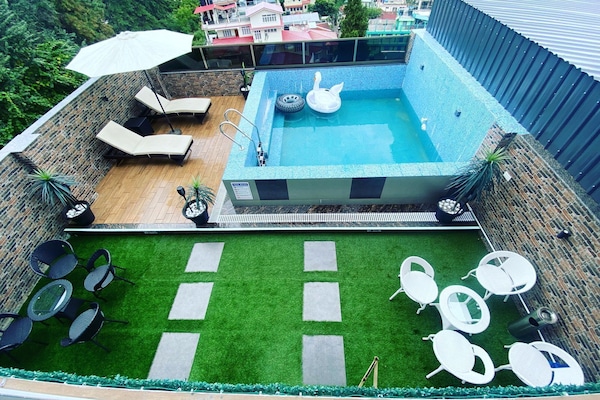 Swim-up bar